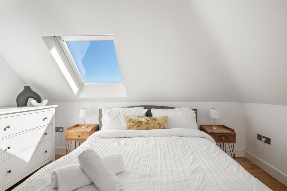 Bed, Photo of the whole room, Bedroom