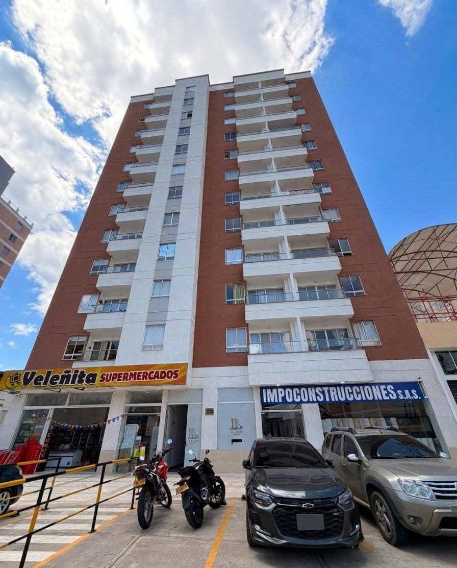 Property building, Facade/entrance, Day, Lobby or reception, Location, Parking