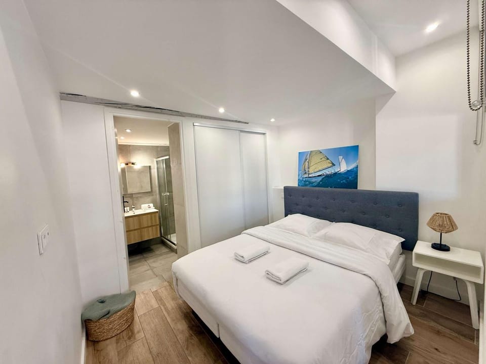 Photo of the whole room, Bedroom