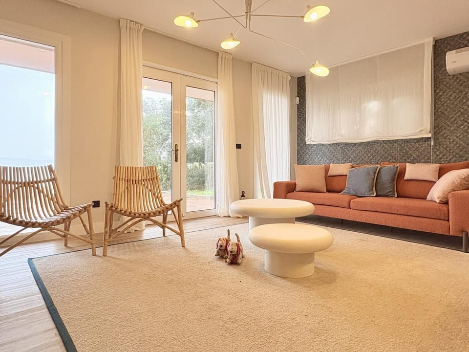 Communal lounge/ TV room, Living room, Seating area