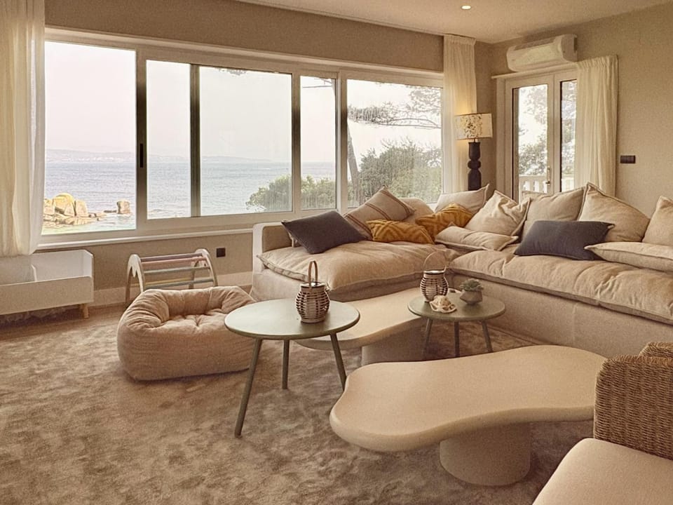 Communal lounge/ TV room, Living room, Seating area, Sea view