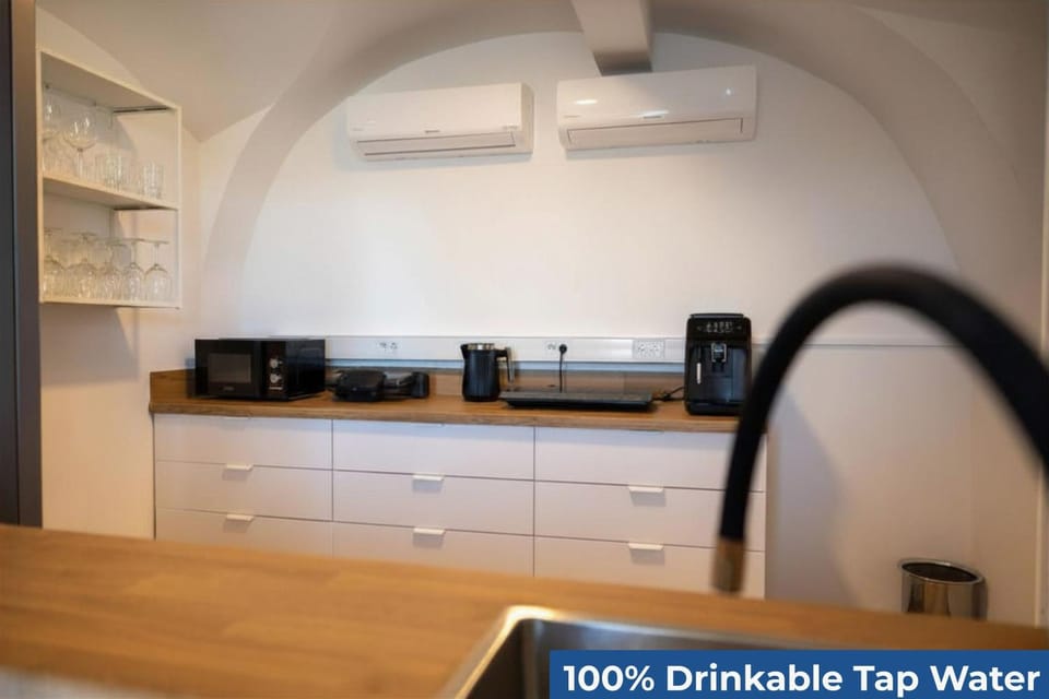 Coffee/tea facilities, Kitchen or kitchenette, stove
