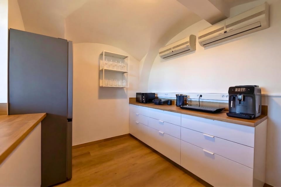 Kitchen or kitchenette, Communal kitchen, microwave, kitchen, air conditioner