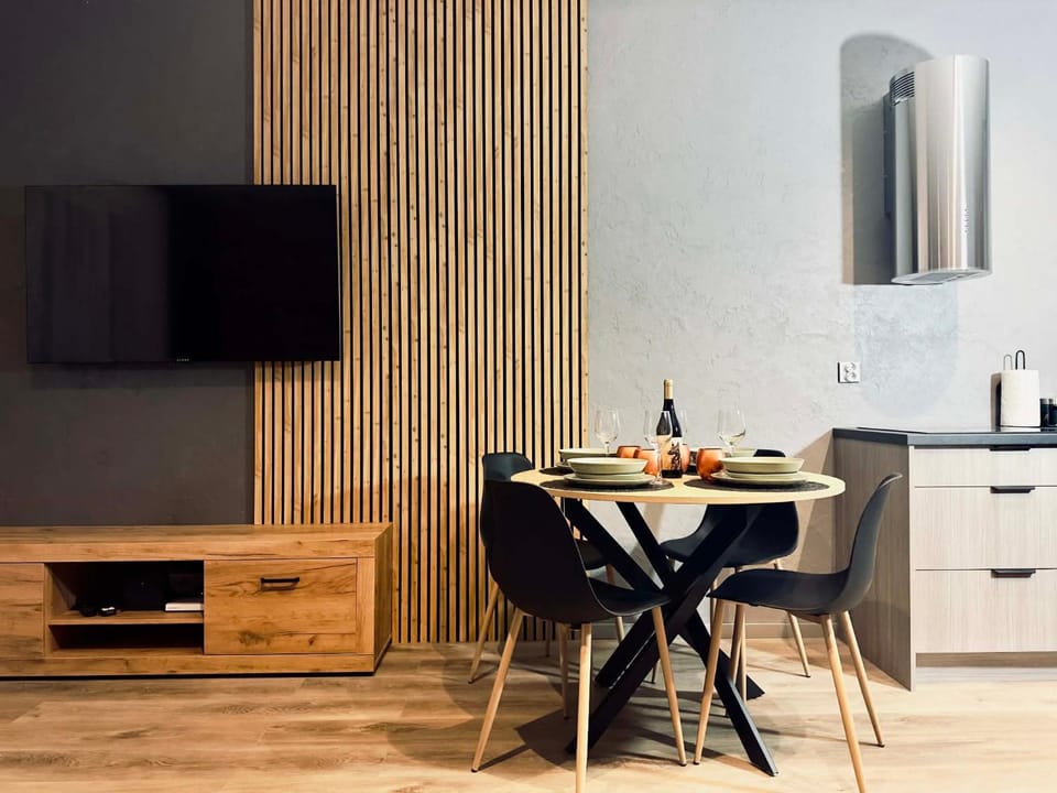 Dining area, Food, Drinks