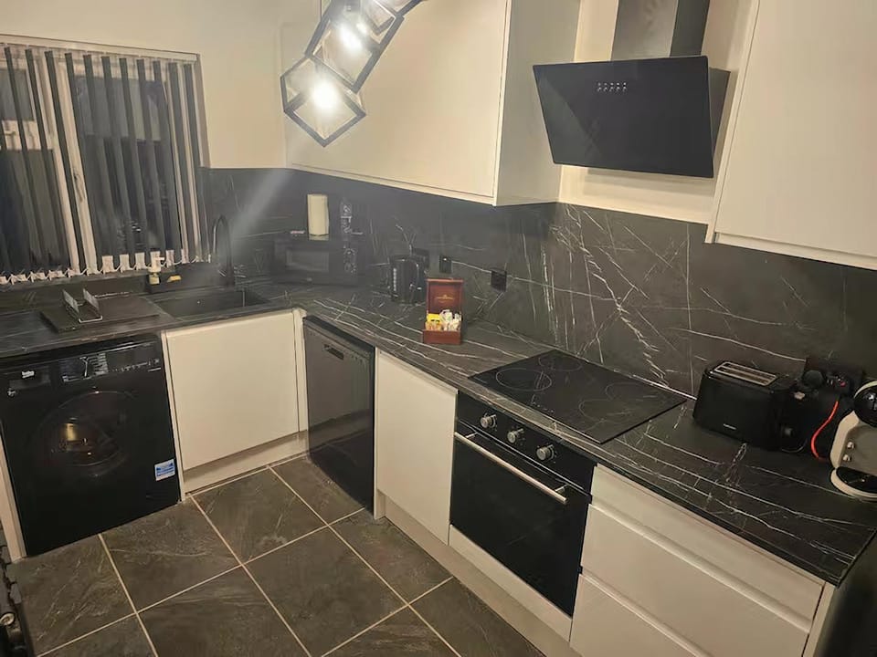 Coffee/tea facilities, Kitchen or kitchenette, dishwasher, stove