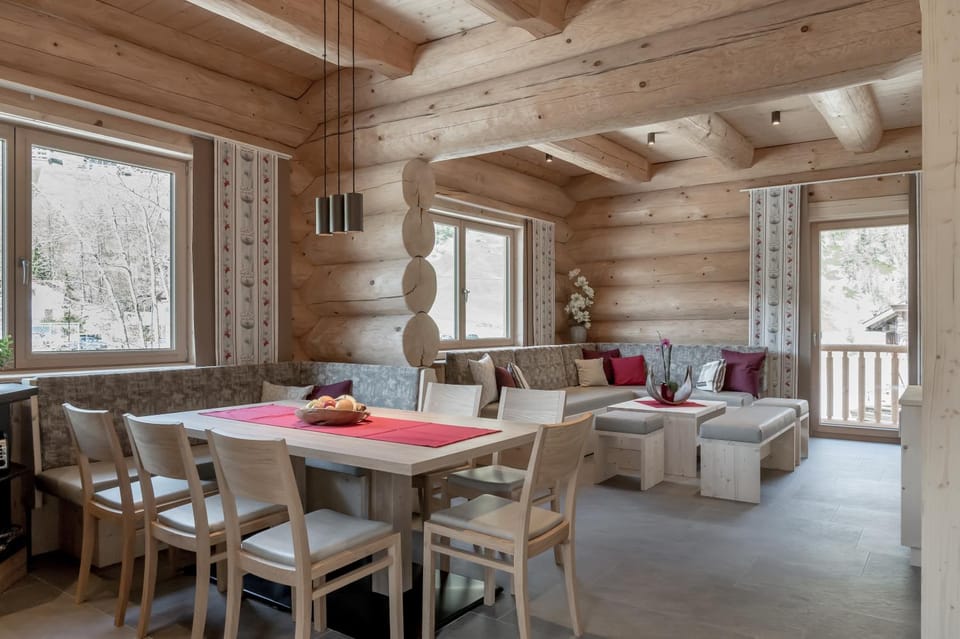 Communal lounge/ TV room, Seating area, Dining area