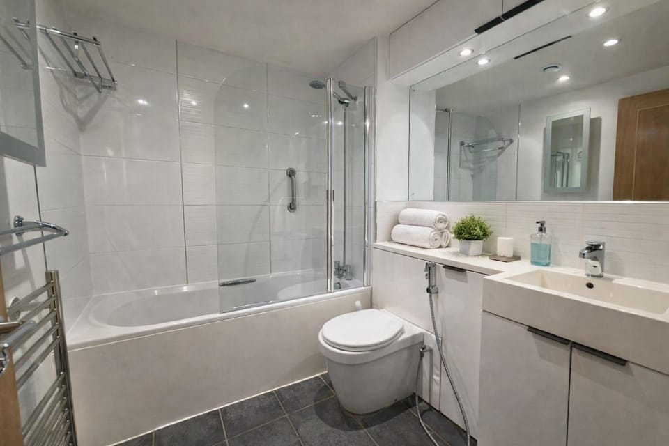 Homestay - City view private room & bathroom for women only Vacation rental in London