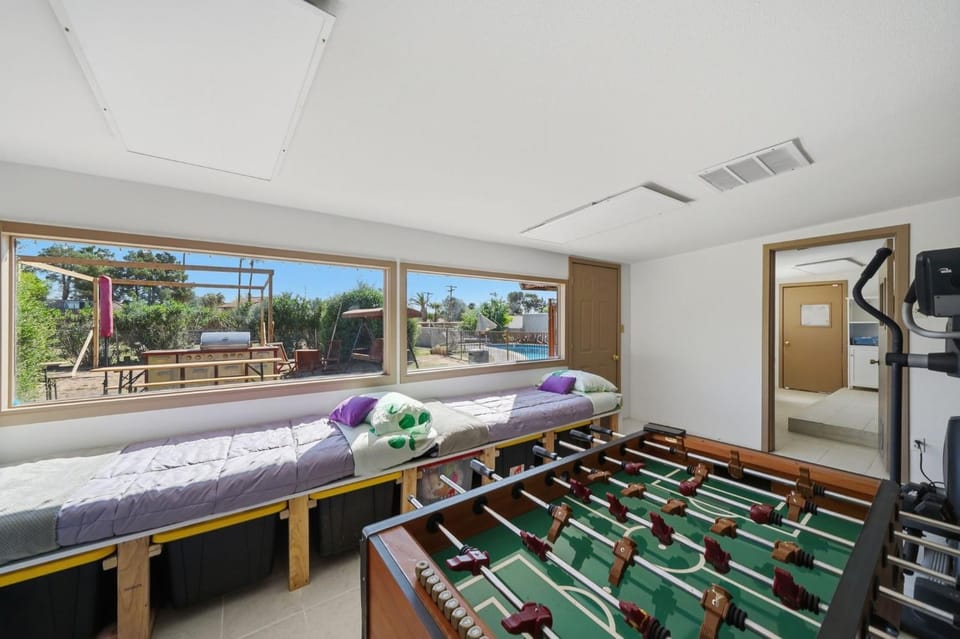 The Peacock Villa - Designed for Extended Stays, Relocations & Groups, Pet Friendly! House in Paradise