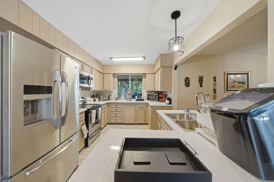 The Peacock Villa - Designed for Extended Stays, Relocations & Groups, Pet Friendly! House in Paradise
