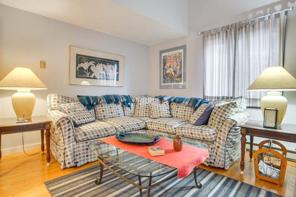 2 Mi to Main St & Beach! Family Home in Edgartown House in Martha's Vineyard