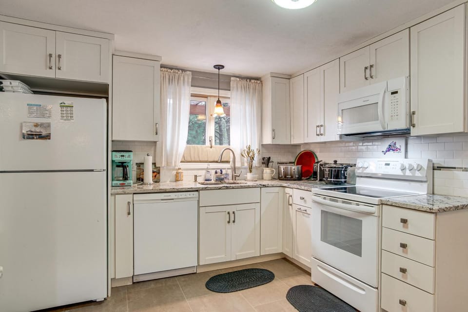 2 Mi to Main St & Beach! Family Home in Edgartown House in Martha's Vineyard