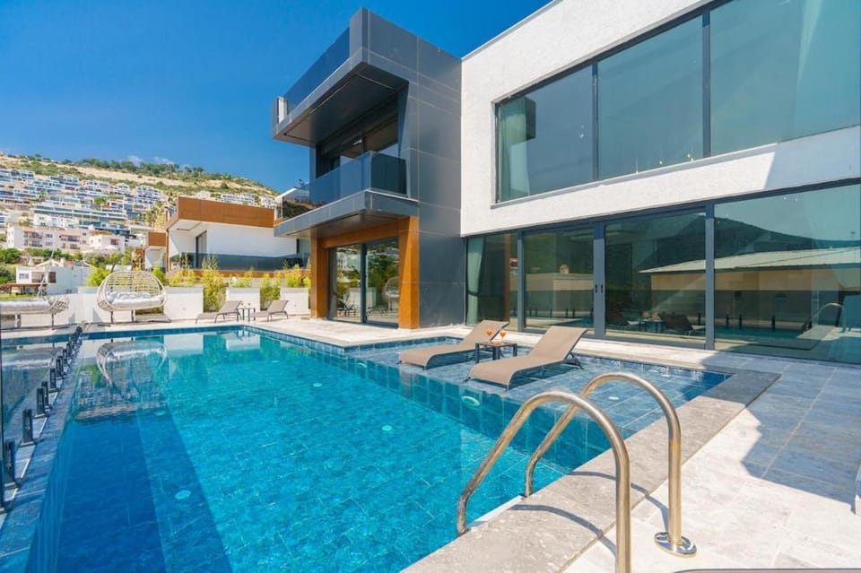 Property building, Day, Swimming pool, sunbed