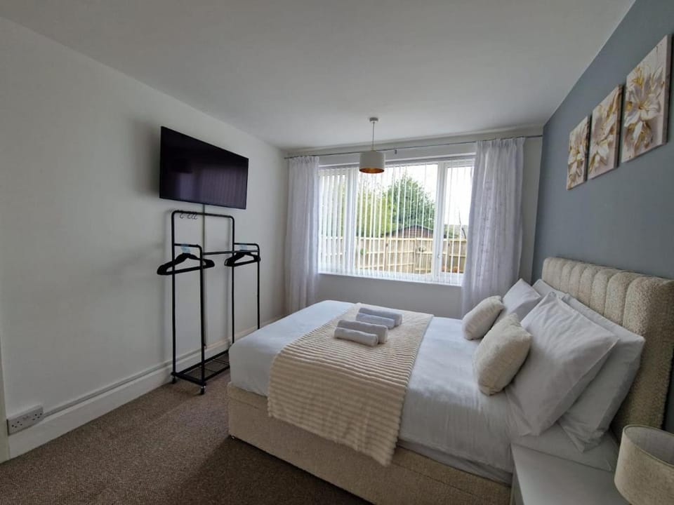 Bed, TV and multimedia, Bedroom