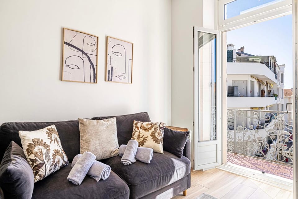 View (from property/room), Balcony/Terrace, Living room, Seating area