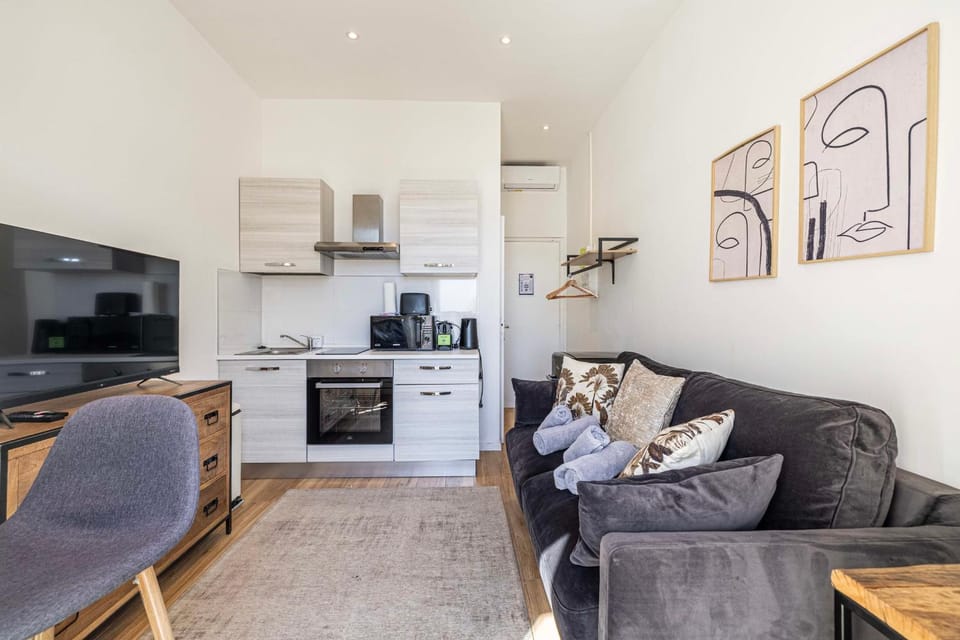 TV and multimedia, Kitchen or kitchenette, Living room, Seating area, Dining area, oven, stove