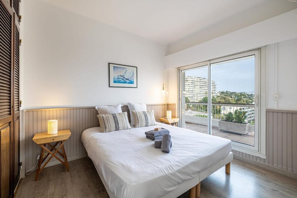 Bed, Balcony/Terrace, Photo of the whole room, Bedroom, towels