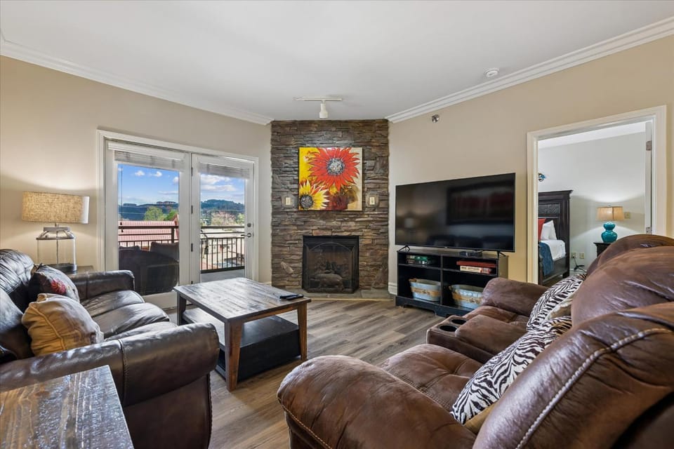 Day, TV and multimedia, View (from property/room), Balcony/Terrace, Living room, Seating area, Mountain view, fireplace, furniture