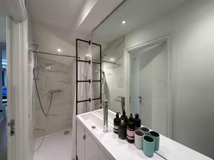 Shower, Toilet