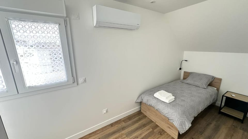 Bed, Photo of the whole room, Bedroom, air conditioner