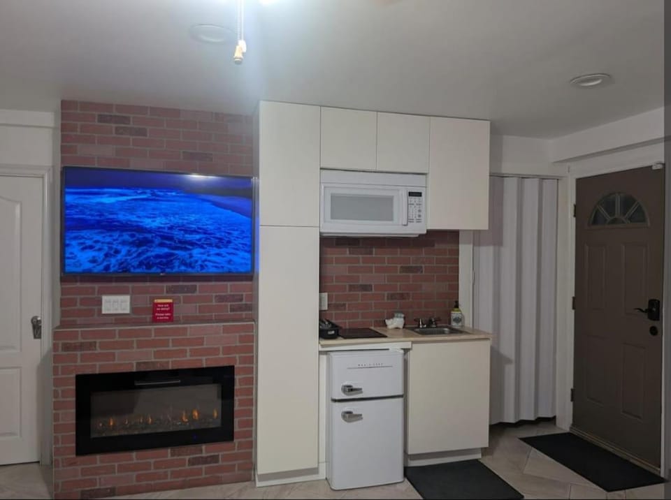 Haven Beach Suite Private Entrance Kitchen, Bathroom Wi-Fi Apartment in Carson