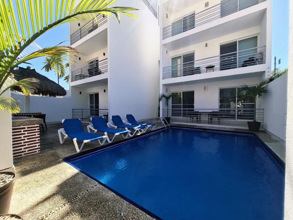 Property building, Swimming pool, sunbed