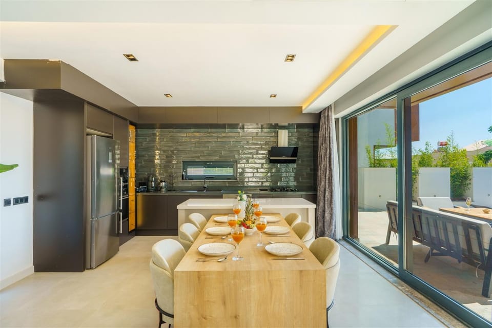 Kitchen or kitchenette, Dining area