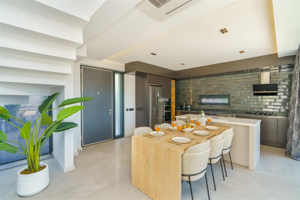 Kitchen or kitchenette, Dining area, oven, stove