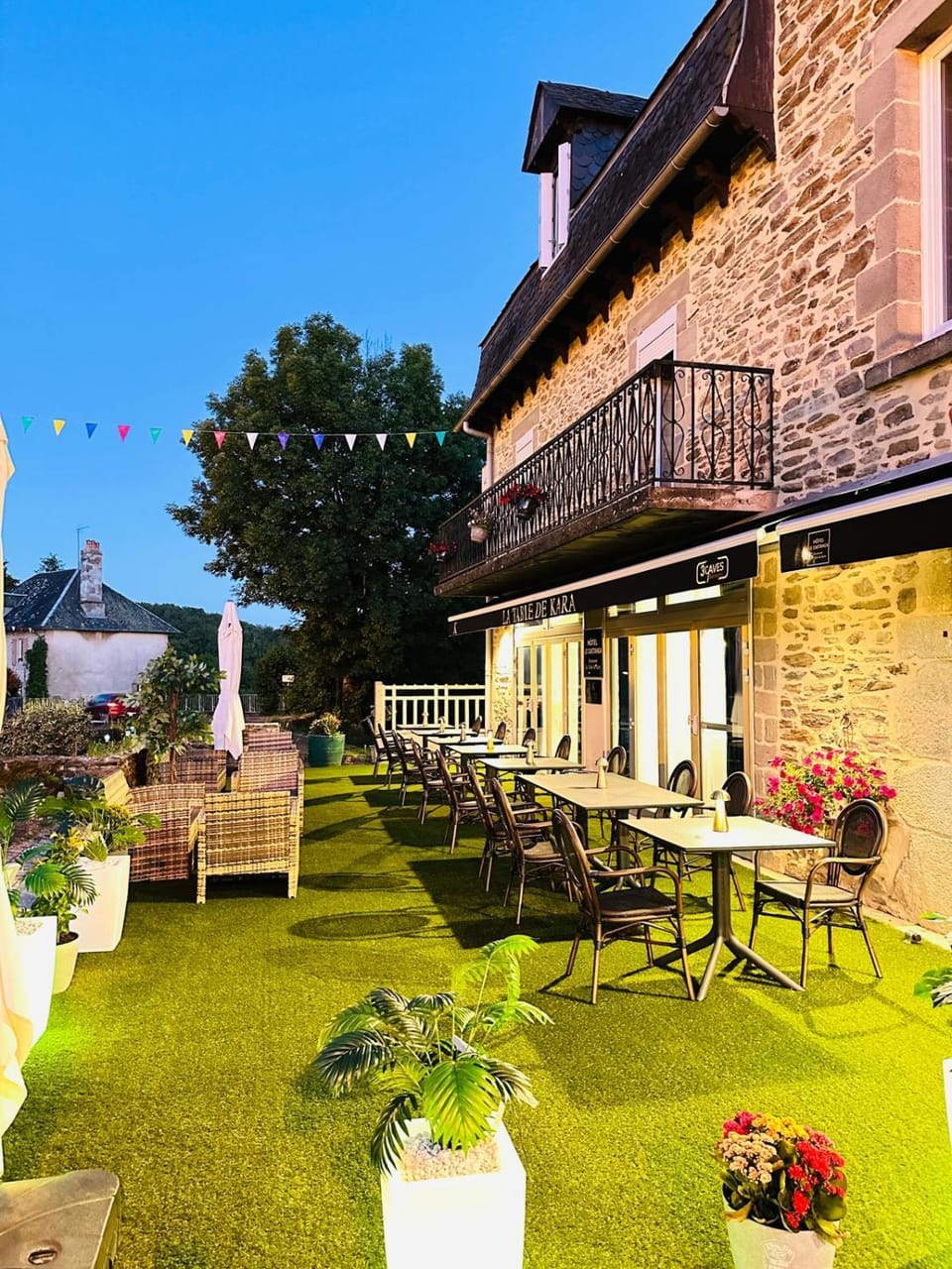 Hôtel Le Castanea Entre Aurillac et Marcolès Auvergne Hotel in Auvergne-Rhône-Alpes