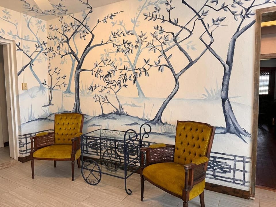 Windmill House -Guest Cottage with Shared Pool House in Spring Branch