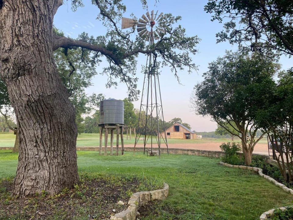 Windmill House -Guest Cottage with Shared Pool House in Spring Branch