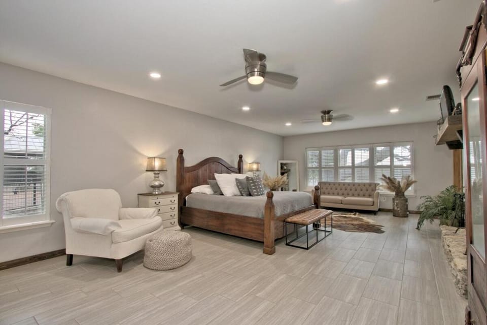 Windmill House -Guest Cottage with Shared Pool House in Spring Branch