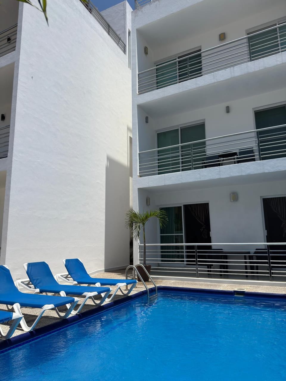Swimming pool, sunbed