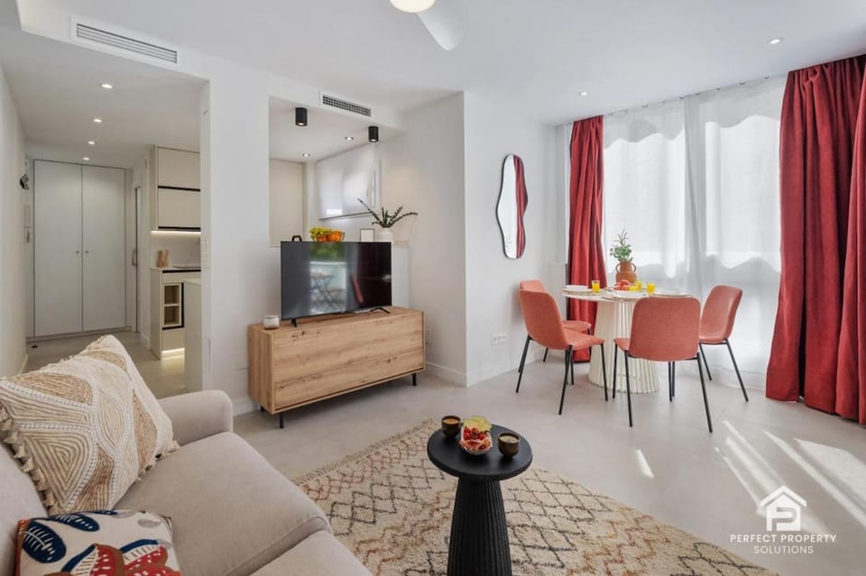 Marbella Beachside 1BR - Pool & Walk to Town Apartment in Marbella