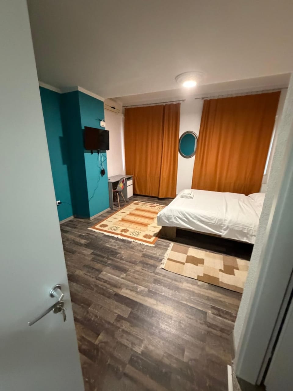 Bed, TV and multimedia, Bedroom