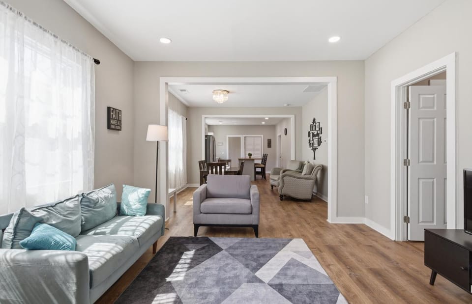 The Landing Pad - 8 minutes to ATL Airport! bungalow House in East Point