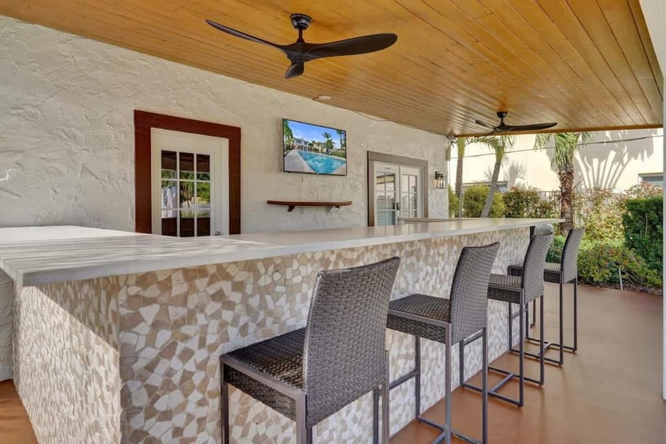 Comfortable Large Suite w Pool at Lake Worth Apartment in Lake Worth
