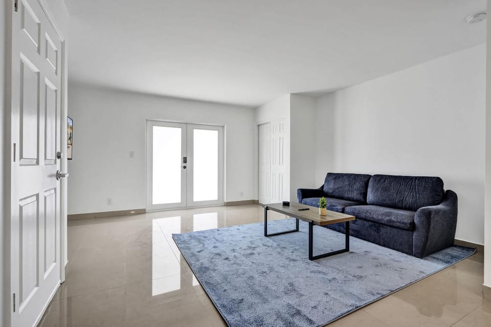 Comfortable Large Suite w Pool at Lake Worth Apartment in Lake Worth