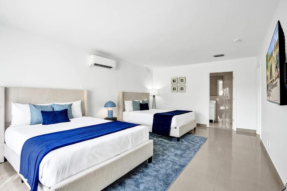 Modern Suite w Patio & Pool 2 Queen Beds Apartment in Lake Worth
