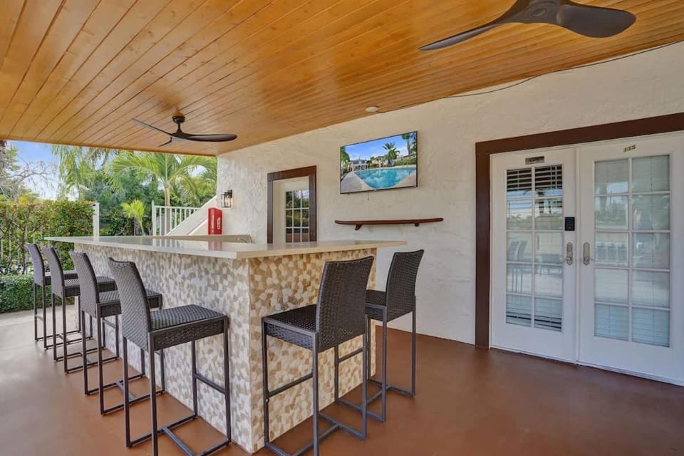 Modern Suite w Patio & Pool 2 Queen Beds Apartment in Lake Worth