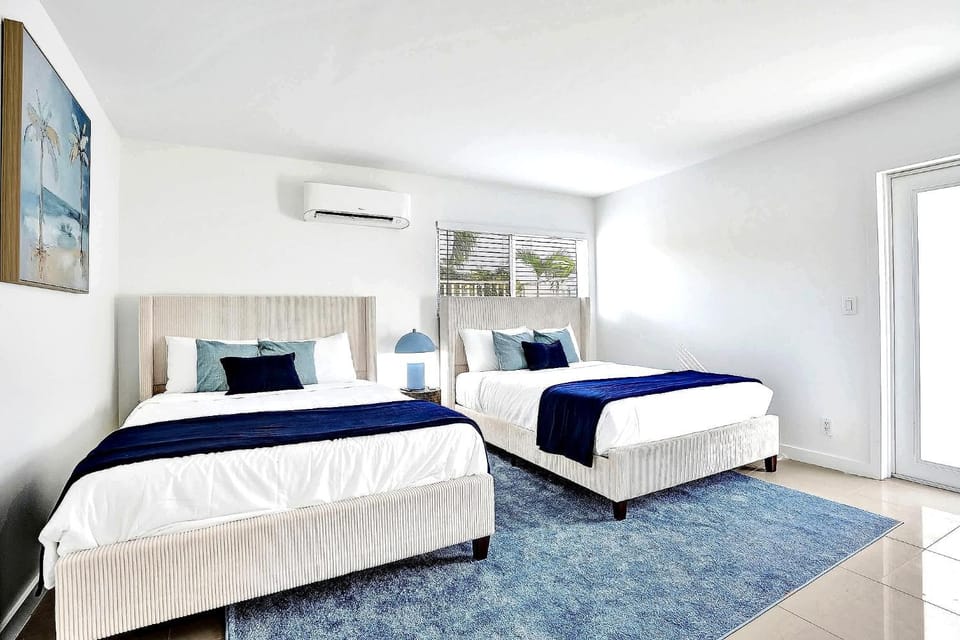 Modern Lake Worth Suite 2 Queen & Pool Access Apartment in Lake Worth