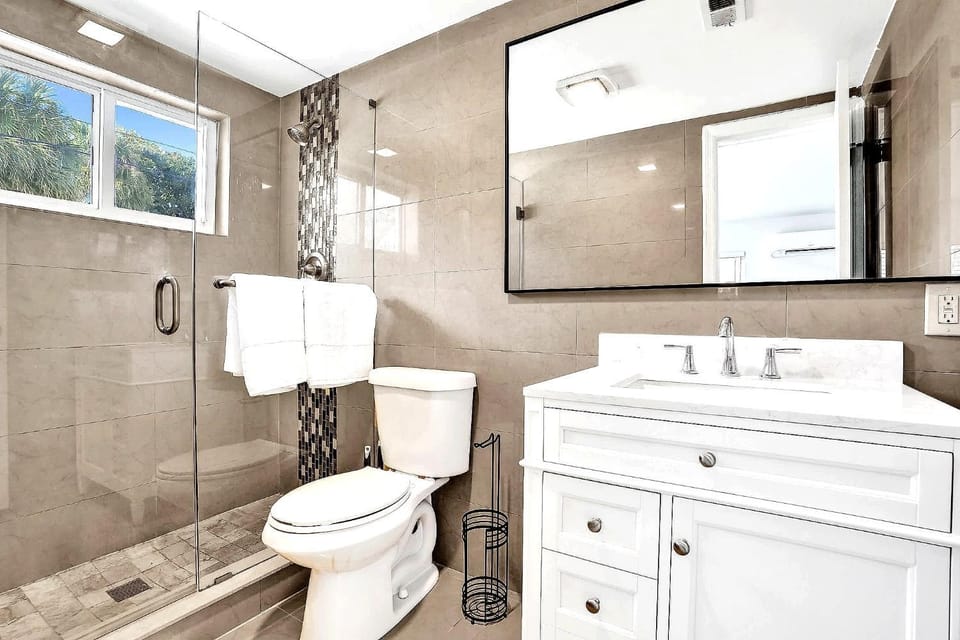 Modern Lake Worth Suite 2 Queen & Pool Access Apartment in Lake Worth