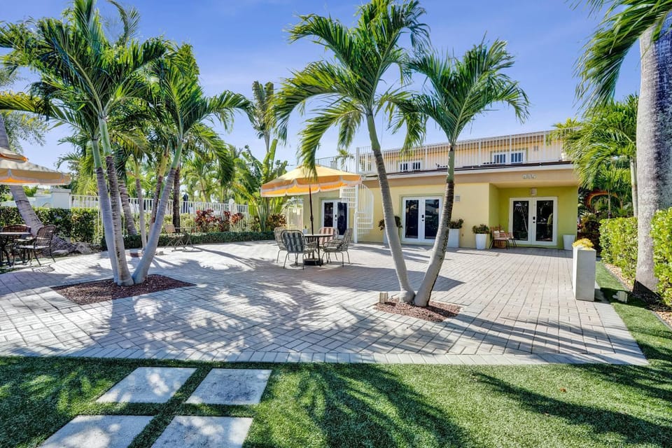 1BR Getaway w Pool & Bar at Lake Worth Apartment in Lake Worth