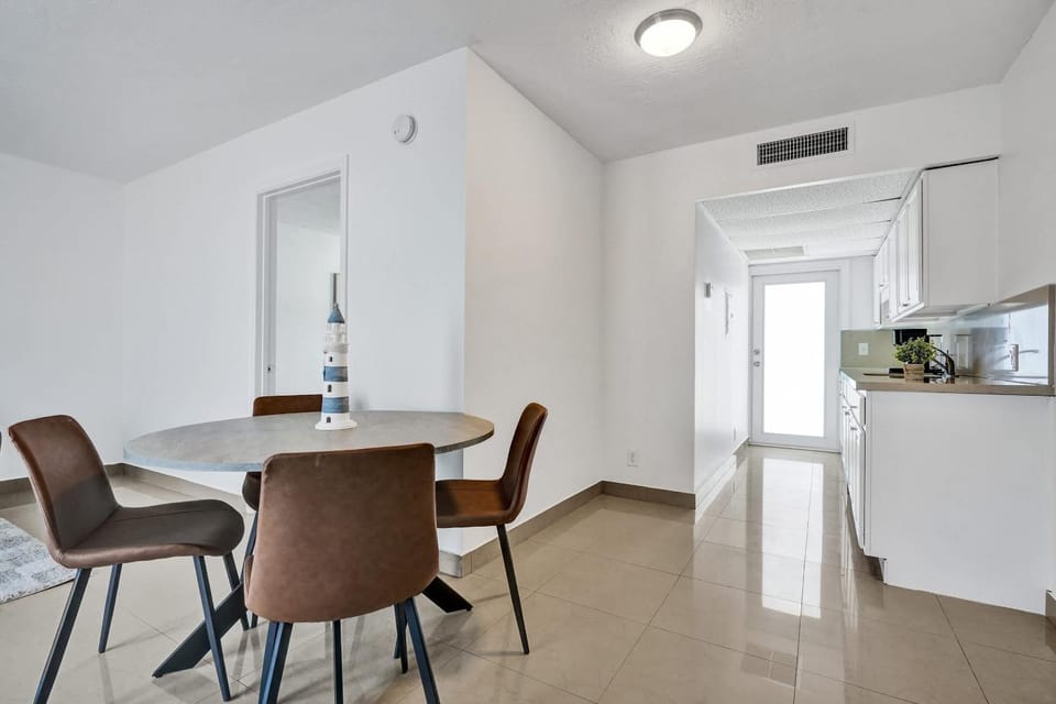 1BR Getaway w Pool & Bar at Lake Worth Apartment in Lake Worth