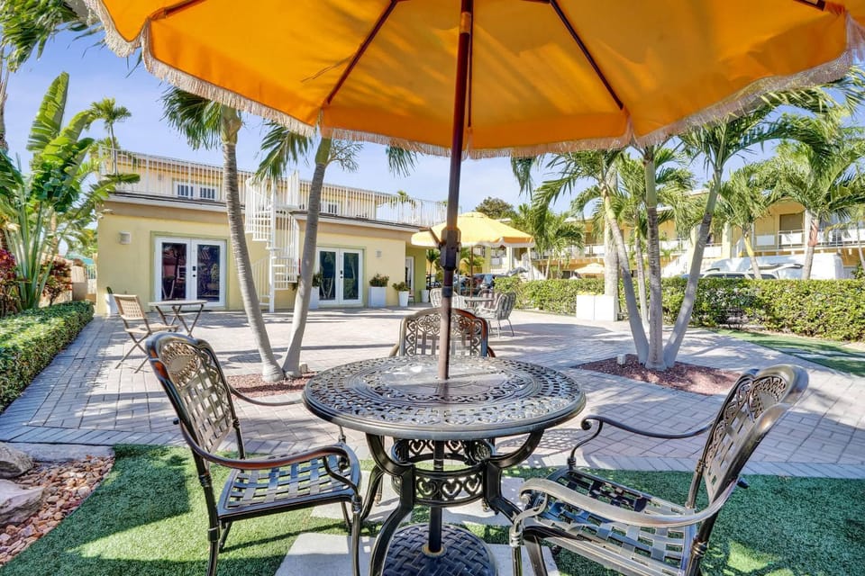 Relaxing 1BR Getaway w Pool & Bar at Lake Worth Apartment in Lake Worth