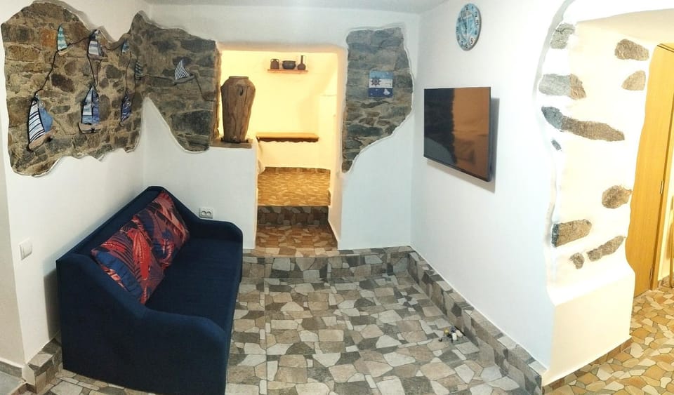 TV and multimedia, Living room, Seating area, air conditioner