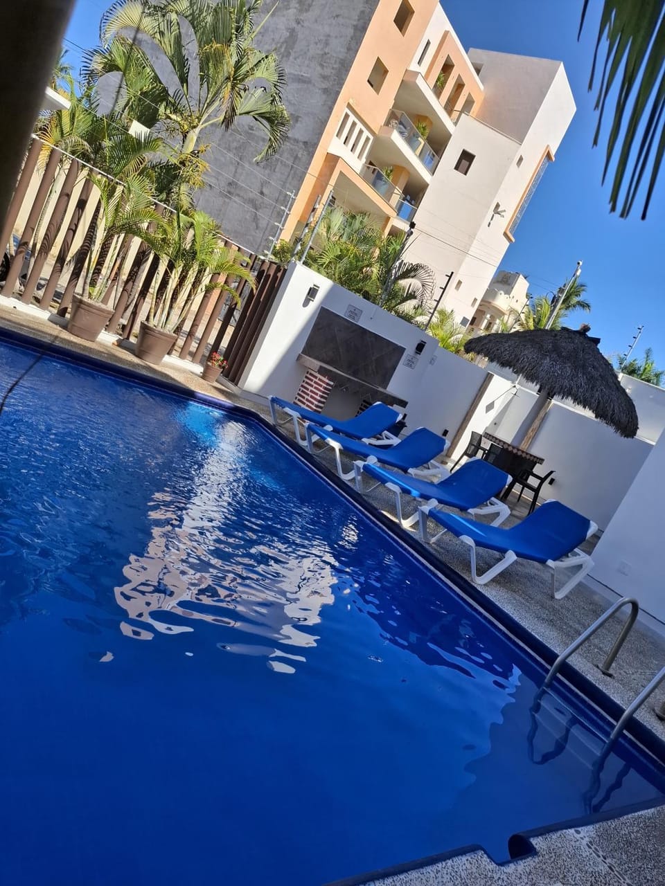 B3 Condo con terraza privada y jacuzzi a metros de la playa Apartment in Rincon de Guayabitos
