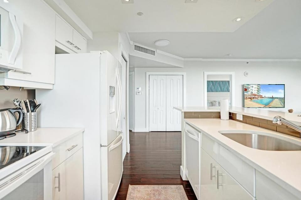 Bright Spacious 2BR Miami Retreat Balcony View Apartment in Coconut Grove