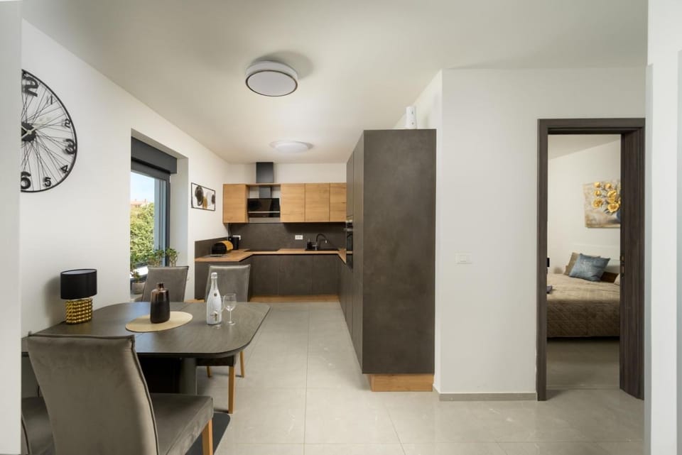 Kitchen or kitchenette, Seating area, Dining area, oven, stove