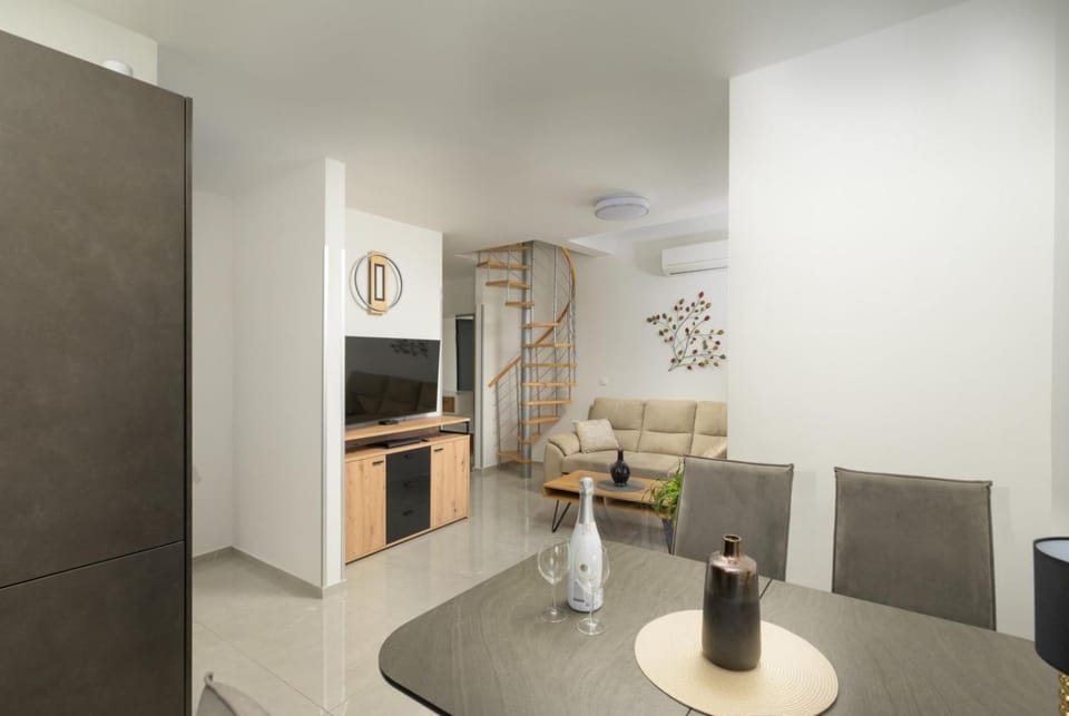 TV and multimedia, Living room, Seating area, Dining area, Evening entertainment, air conditioner