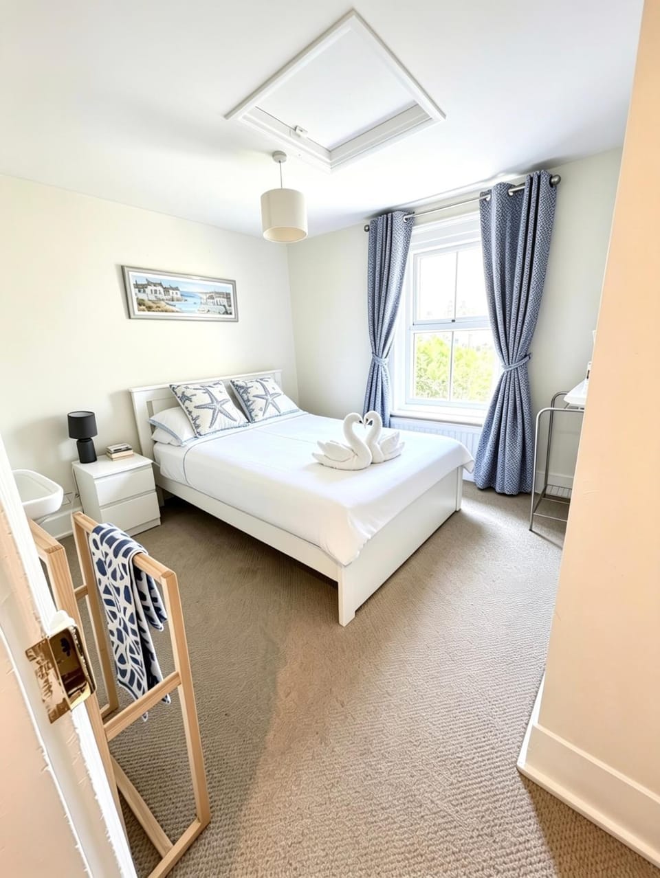 Bed, Photo of the whole room, Bedroom